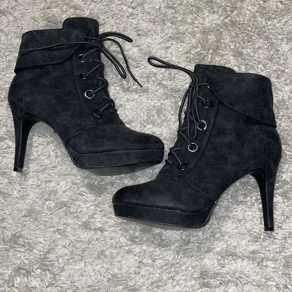 2 Lips Too Women’s Lace Up Booties Size 11 Grey Faux Suede Lucy Short Rise - Picture 12 of 15